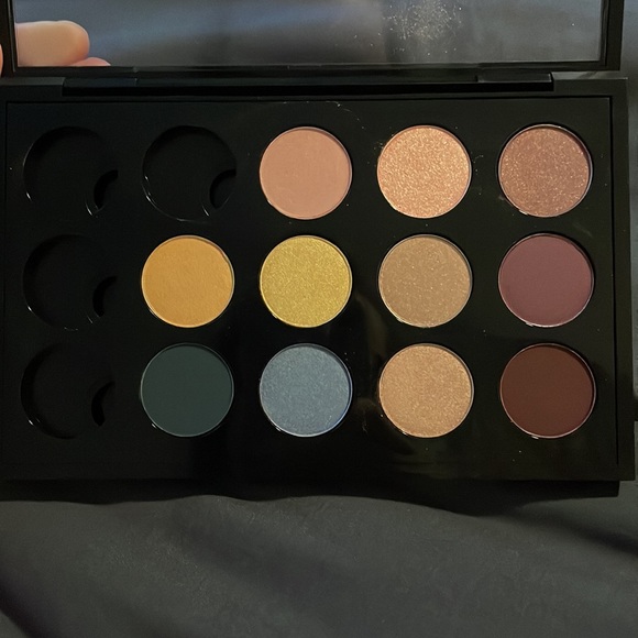 MAC COSMETICS EYESHADOW PALETTE - Picture 2 of 2